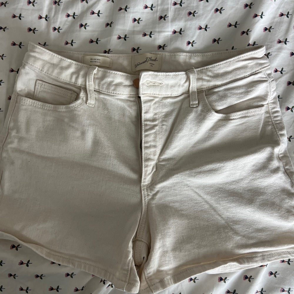 Universal Thread Women’s Cream Shorts